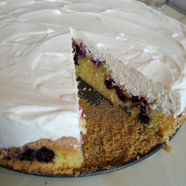 Čučoriedkovo-smotanová torta - obrázok 4