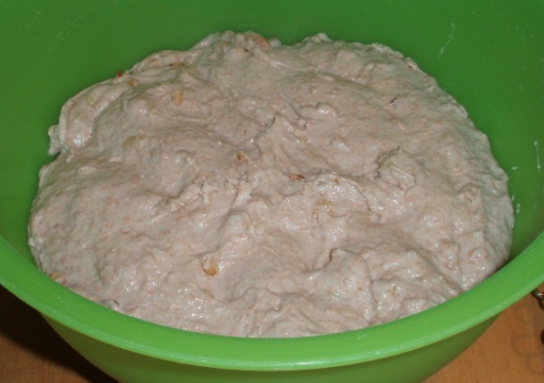 Špaldový kváskový chlieb s orechami a cibuľou - obrázok 2