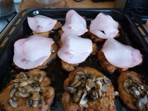 Zapekaná krkovička,  šťouchané brambory, paradajkový šalát (fotorecept) - obrázok 4