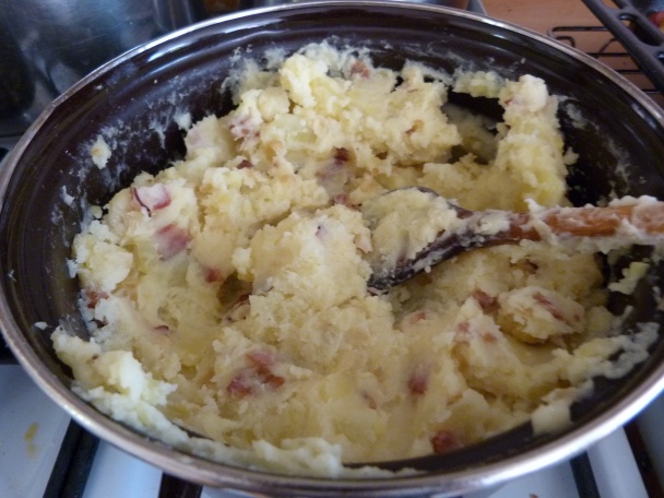 Zapekaná krkovička,  šťouchané brambory, paradajkový šalát (fotorecept) - obrázok 6
