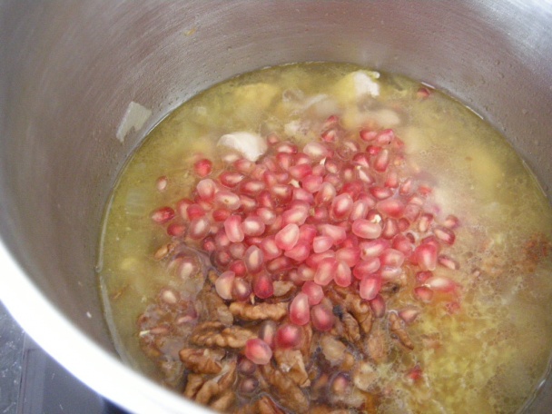 Dusené kuracie prsia s vlašskými orechmi a omáčkou z granátového jablka  - obrázok 3