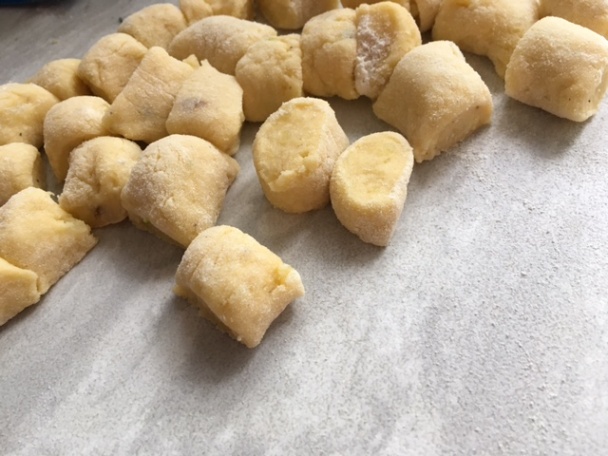 Gnocchi so zelenou špargľou a jarným-bylinkovým pestom (fotorecept) - obrázok 3