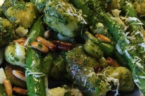 Gnocchi so zelenou špargľou a jarným-bylinkovým pestom (fotorecept) - obrázok 5