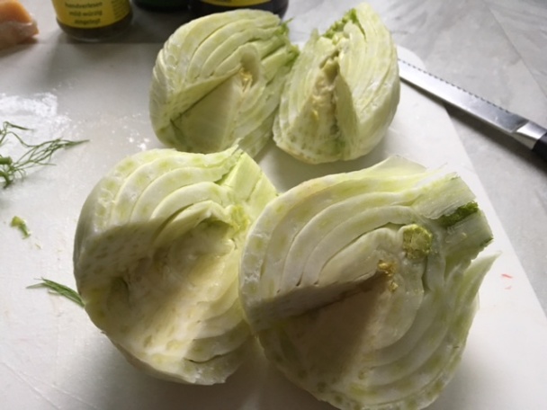 Feniklový šalát s kaparami, olivami a pecorinom/poprípade so šunkou (fotorecept)  - obrázok 1
