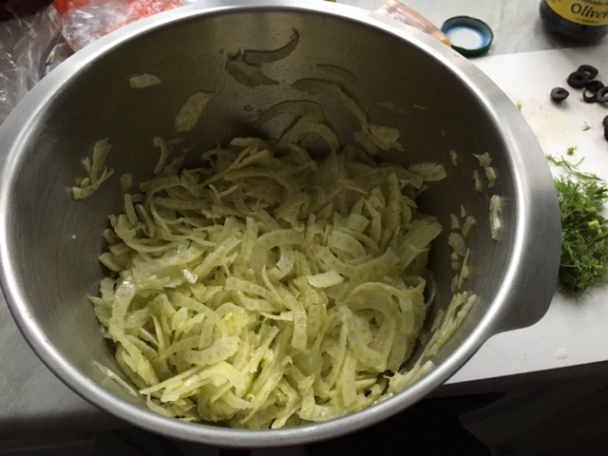 Feniklový šalát s kaparami, olivami a pecorinom/poprípade so šunkou (fotorecept)  - obrázok 2