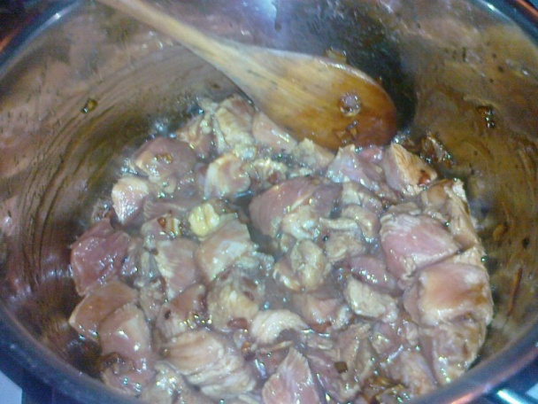 Novoročný bravčový guláš na červenom víne - obrázok 4