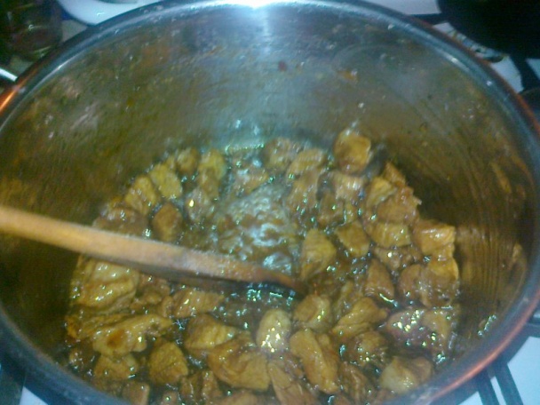 Novoročný bravčový guláš na červenom víne - obrázok 5