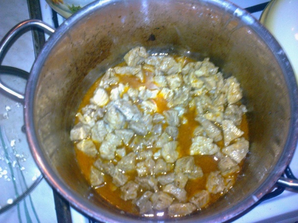 Perkelt v kapustnici s klobáskou a hríbami /fotorecept/ - obrázok 1