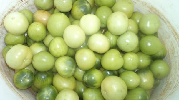 Zavárané zelené paradajky s paprikou a cibuľkou (fotorecept) - obrázok 1