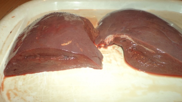 Plnená domáca bravčová pečeň s horčicovou omáčkou a žemlovým knedlíkom (fotorecept) - obrázok 1