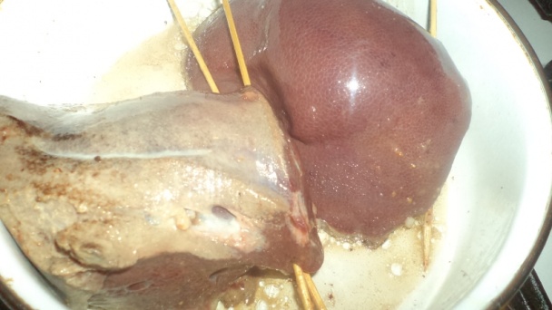 Plnená domáca bravčová pečeň s horčicovou omáčkou a žemlovým knedlíkom (fotorecept) - obrázok 3