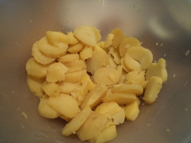 Gazdovské prekladané zemiaky s klobáskou v črievku (fotorecept) - obrázok 1