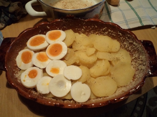 Gazdovské prekladané zemiaky s klobáskou v črievku (fotorecept) - obrázok 3