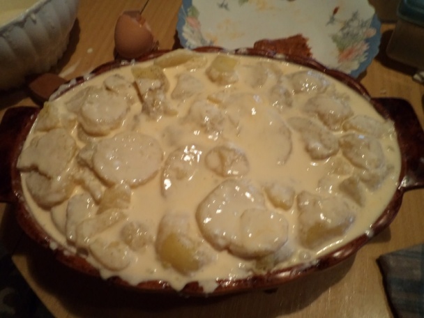 Gazdovské prekladané zemiaky s klobáskou v črievku (fotorecept) - obrázok 6