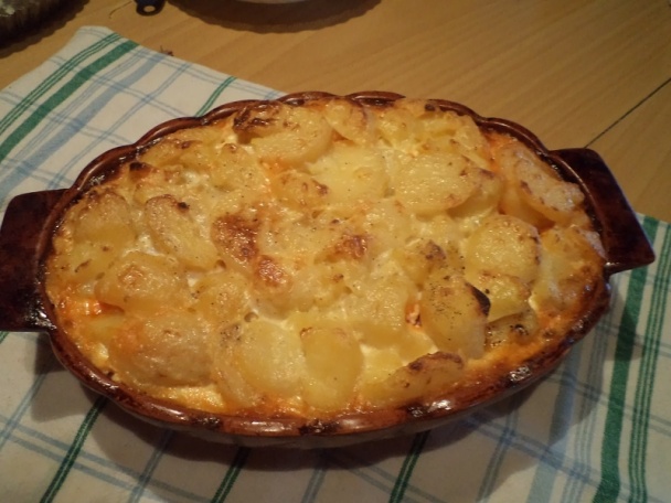 Gazdovské prekladané zemiaky s klobáskou v črievku (fotorecept) - obrázok 7