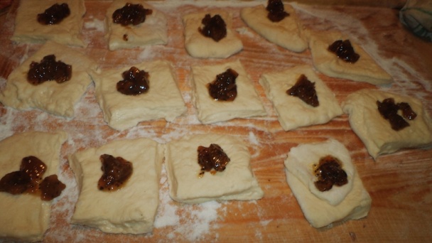 Smotanové rožky plnené kivi džemom a posypané orieškami (fotorecept) - obrázok 1