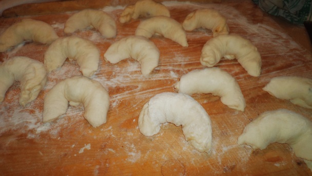 Smotanové rožky plnené kivi džemom a posypané orieškami (fotorecept) - obrázok 2