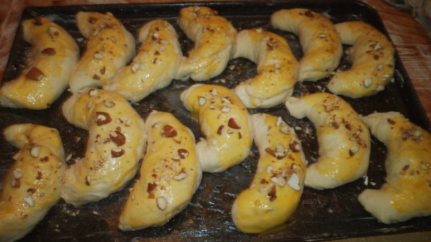 Smotanové rožky plnené kivi džemom a posypané orieškami (fotorecept) - obrázok 4