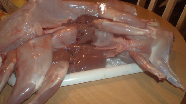 Králičie stehno a pečienky na červenom víne (fotorecept) - obrázok 1