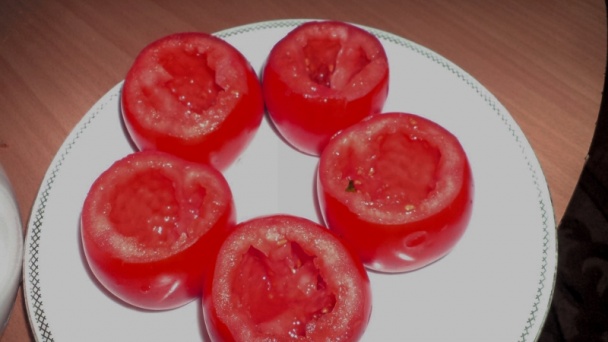 Pečené kuracie stehná na cesnaku s plnenými paradajkami (fotorecept) - obrázok 2