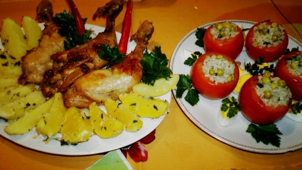 Pečené kuracie stehná na cesnaku s plnenými paradajkami (fotorecept) - obrázok 5