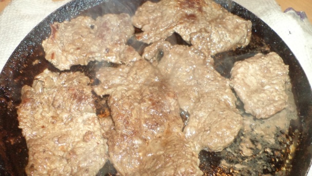 Hovädzie plátky na dubákoch a červenom víne (fotorecept) - obrázok 2