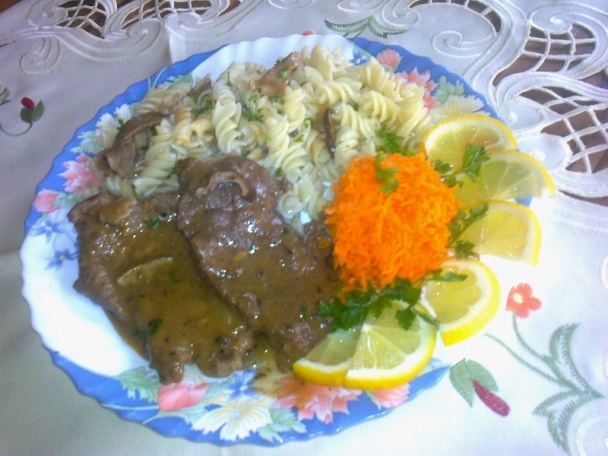 Hovädzie plátky na dubákoch a červenom víne (fotorecept) - obrázok 5