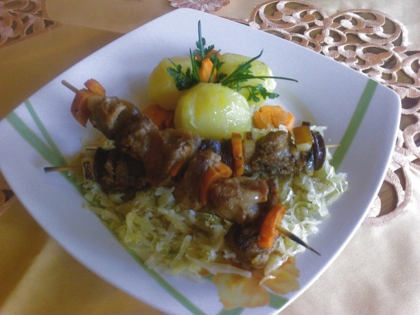 Bravčové špízy na kapustovej perinke (fotorecept) - obrázok 6