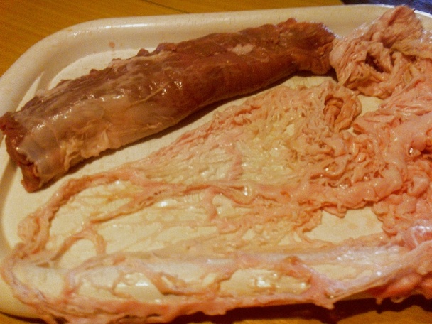 Pečená bravčová sviečková v čepcovej blane plnená morčacím mäsom so šalviou (fotorecept) - obrázok 1