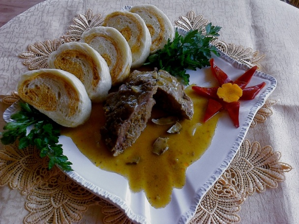 Bravčovo-hovädzie plátky plnené domácou neúdenou klobásou (fotorecept) - obrázok 9