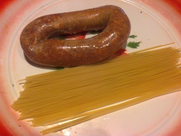 Prevliekané špagety cez domácu neúdenú klobásu (fotorecept) - obrázok 1