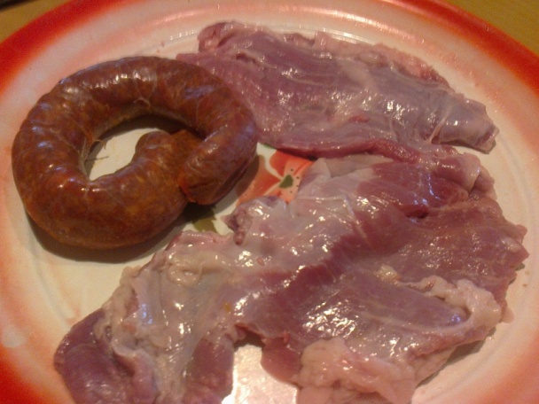 Rolovaná bravčová podbrušinka plnená domácou neúdenou klobáskou (fotorecept) - obrázok 1