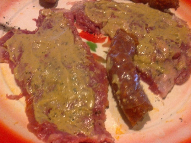 Rolovaná bravčová podbrušinka plnená domácou neúdenou klobáskou (fotorecept) - obrázok 2