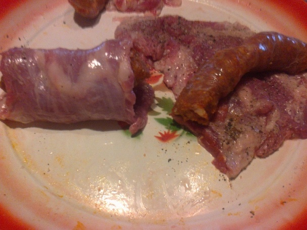 Rolovaná bravčová podbrušinka plnená domácou neúdenou klobáskou (fotorecept) - obrázok 3