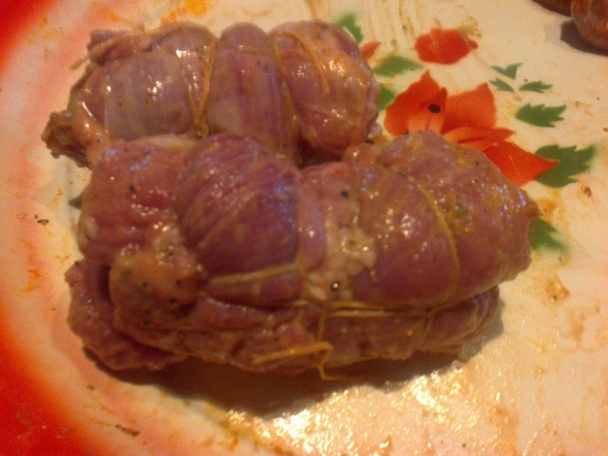 Rolovaná bravčová podbrušinka plnená domácou neúdenou klobáskou (fotorecept) - obrázok 4