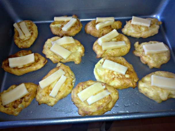 Zapečené syrovo-vajcové zemiaky so semienkami a šalátom (fotorecept) - obrázok 6