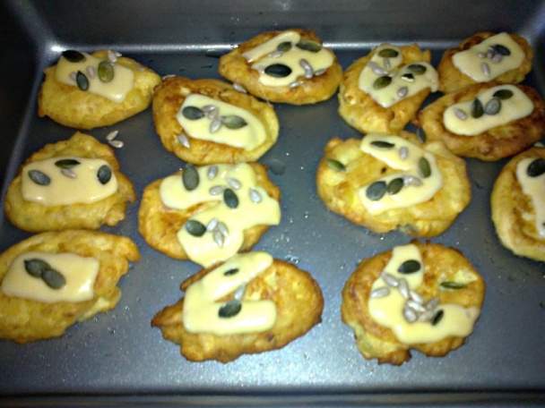 Zapečené syrovo-vajcové zemiaky so semienkami a šalátom (fotorecept) - obrázok 7