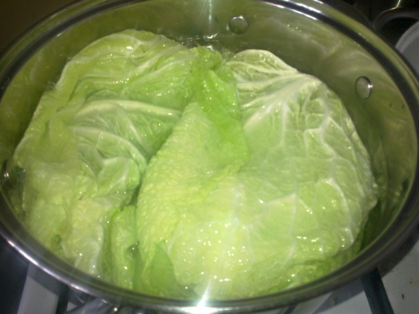 Zapekané plnené kelové listy s králičími pečienkami, ryžou a slaninkou (fotorecept) - obrázok 1