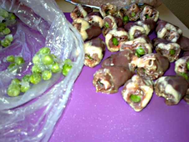 Kuracie srdiečka plnené hráškom a pečené v morčacích prsiach (fotorecept) - obrázok 1