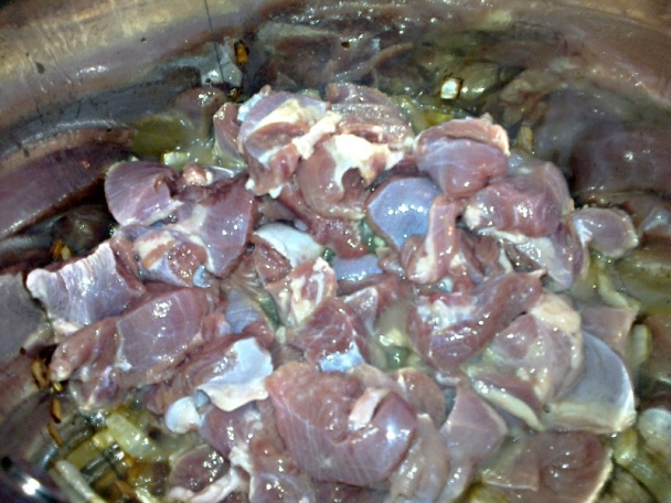 Perkelt z vykosteného morčacieho stehna s červeným vínom (fotorecept) - obrázok 5