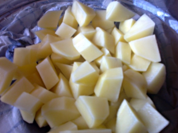 Opekané zemiakové kocky s karamelizovaným jablkom a klobáskovými mrvencami (fotorecept) - obrázok 1