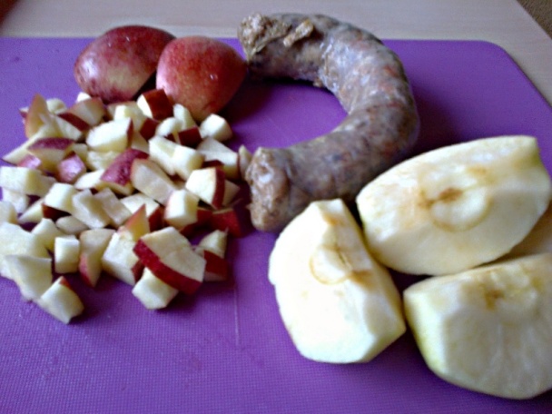 Opekané zemiakové kocky s karamelizovaným jablkom a klobáskovými mrvencami (fotorecept) - obrázok 2