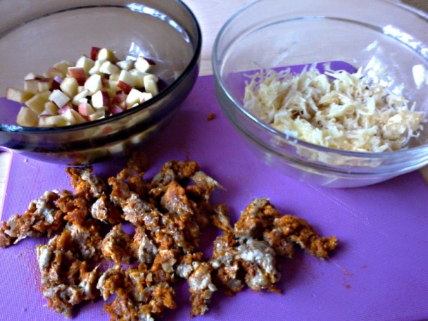 Opekané zemiakové kocky s karamelizovaným jablkom a klobáskovými mrvencami (fotorecept) - obrázok 3