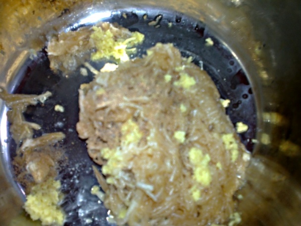 Opekané zemiakové kocky s karamelizovaným jablkom a klobáskovými mrvencami (fotorecept) - obrázok 4