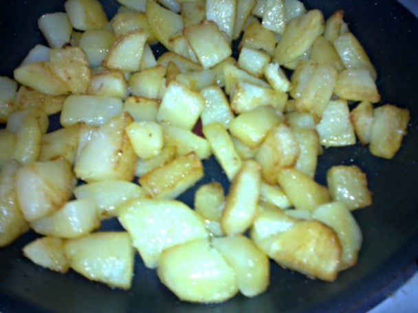 Opekané zemiakové kocky s karamelizovaným jablkom a klobáskovými mrvencami (fotorecept) - obrázok 5