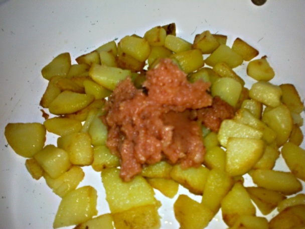 Opekané zemiakové kocky s karamelizovaným jablkom a klobáskovými mrvencami (fotorecept) - obrázok 6