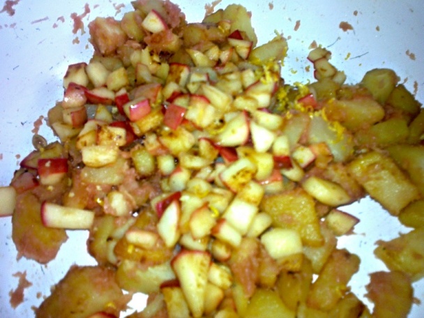 Opekané zemiakové kocky s karamelizovaným jablkom a klobáskovými mrvencami (fotorecept) - obrázok 7