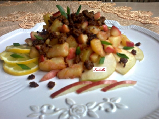 Opekané zemiakové kocky s karamelizovaným jablkom a klobáskovými mrvencami (fotorecept) - obrázok 9