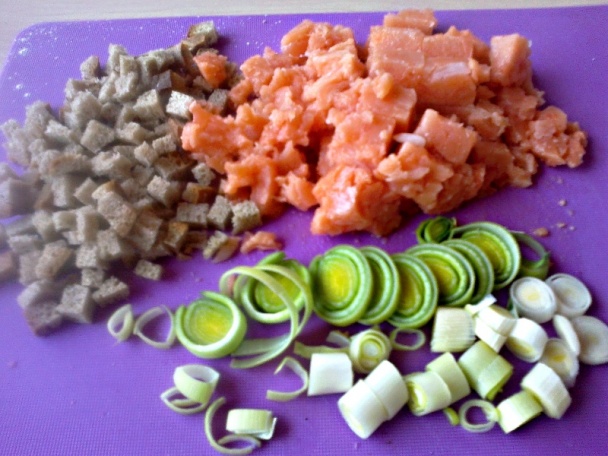 Lososové fašírky so sezamom na jarnom šaláte (fotorecept) - obrázok 1