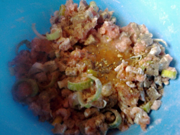 Lososové fašírky so sezamom na jarnom šaláte (fotorecept) - obrázok 2